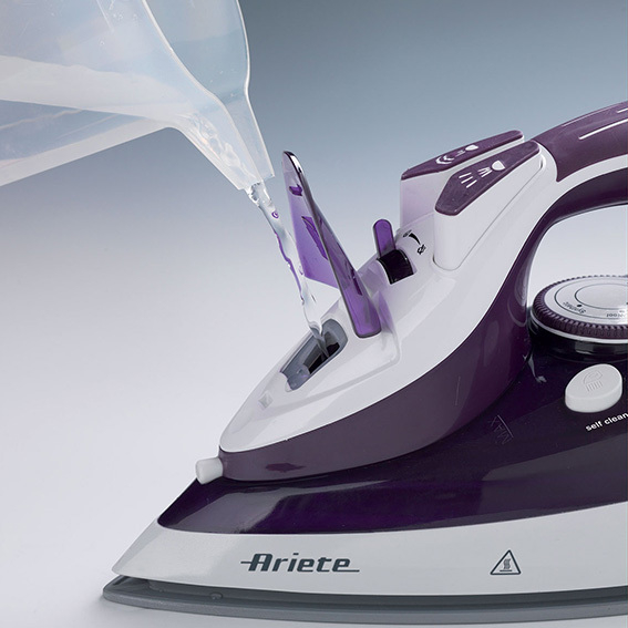 Ferro da stiro con piasta in ceramica 2200W